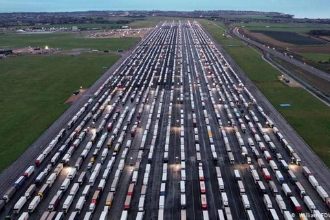 Hàng nghìn xe tải đã bị mắc kẹt ở Anh sau khi Pháp đóng cửa biên giới do lo ngại về biến thể mới của virus SARS-CoV-2. (Nguồn: AFP)
