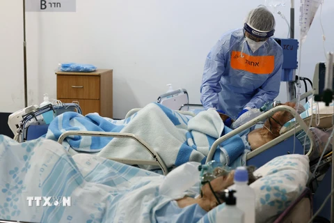 Nhân viên y tế điều trị cho bệnh nhân mắc COVID-19 tại một bệnh viện ở thành phố Haifa, Israel. (Ảnh: AFP/TTXVN)