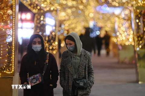 Người dân đeo khẩu trang phòng lây nhiễm COVID-19 tại Moskva, Nga, ngày 23/12/2020. (Ảnh: THX/ TTXVN)