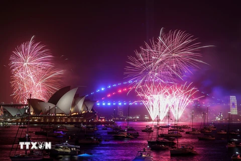 Cầu cảng Sydney rực rỡ trong sắc pháo hoa muôn màu mừng Năm mới 2020. (Ảnh: THX/TTXVN)