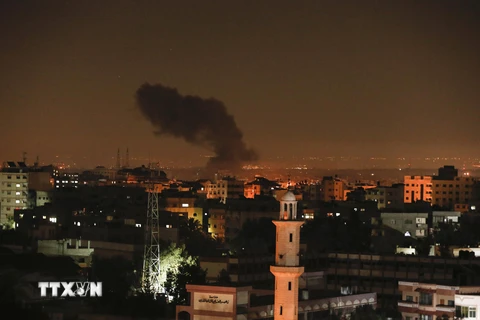 Khói bốc lên sau cuộc không kích của Israel tại Dải Gaza ngày 26/12/2020. (Ảnh: AFP/TTXVN)