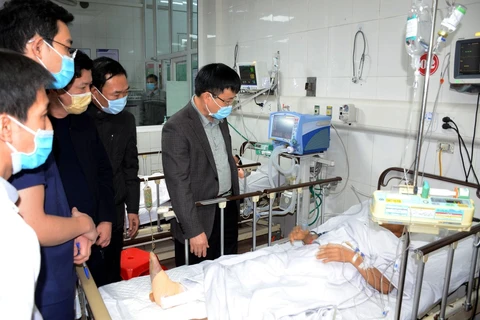 Phó Chủ tịch UBND tỉnh Nghệ An Bùi Đình Long thăm hỏi các nạn nhân bị thương trong vụ tai nạn lao động. (Ảnh: Tá Chuyên/TTXVN)