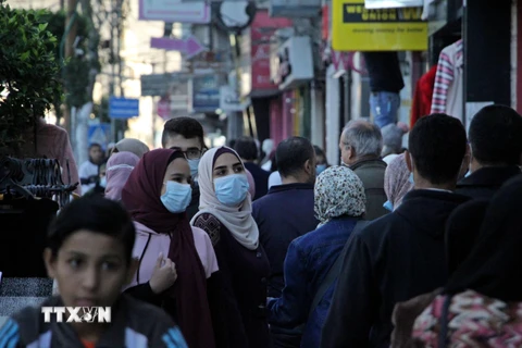 Người dân đeo khẩu trang phòng lây nhiễm COVID-19 tại Gaza, Palestine. (Ảnh: THX/TTXVN)