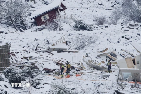 Lực lượng cứu hộ tìm kiếm nạn nhân tại hiện trường vụ sạt lở đất ở Gjerdrum, Na Uy ngày 1/1/2021. (Ảnh: AFP/TTXVN)