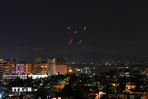 Hệ thống phòng không Syria đánh chặn tên lửa của Israel tại thủ đô Damascus ngày 20/7/2020. (Ảnh: AFP/TTXVN)