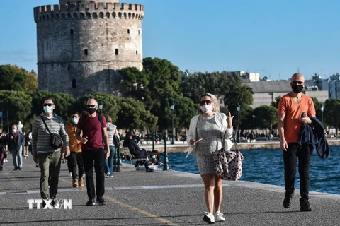 Người dân đeo khẩu trang phòng dịch COVID-19 tại Thessaloniki, Hy Lạp. (Ảnh: AFP/TTXVN)