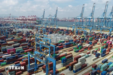Hàng hóa tại cảng Thanh Đảo, Trung Quốc, ngày 13/9/2020. (Ảnh: AFP/TTXVN)