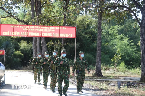 Các chiến sỹ Đồn Biên phòng Bo Heng tuần tra, kiểm soát khu vực biên giới. (Ảnh: Tuấn Anh/TTXVN)