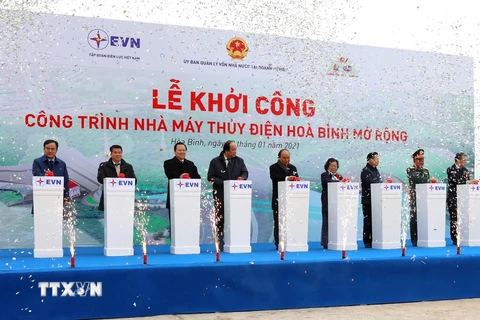 Thủ tướng Chính phủ Nguyễn Xuân Phúc và các đại biểu phát lệnh khởi công. (Ảnh: Ngọc Hà/TTXVN)