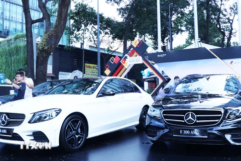 Giới thiệu, trưng bày sản phẩm ôtô của hãng Mercedes Benz tại Thành phố Hồ Chí Minh. (Ảnh: Xuân Khu/TTXVN)
