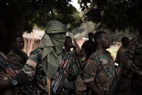 Các binh sỹ Lực lượng vũ trang Trung Phi làm nhiệm vụ trên con đường giữa Boali và Bangui ngày 10/1 (Nguồn: AFP)