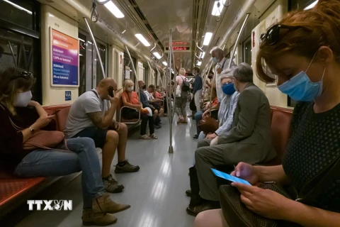 Người dân đeo khẩu trang phòng lây nhiễm COVID-19 trên tàu điện ngầm ở Budapest, Hungary. (Ảnh: THX/TTXVN)