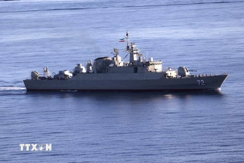 Tàu khu trục "ALBORZ" của Iran tham gia một cuộc tập trận tại Vịnh Oman ngày 28/12/2019. Ảnh minh họa. (Ảnh: AFP/TTXVN)