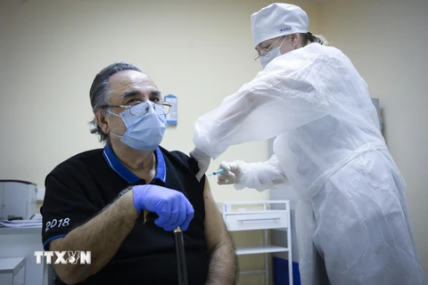 Một nhân viên y tế được tiêm vắcxin Sputnik V ngừa COVID-19 tại Moskva, Nga ngày 30/12/2020. (Ảnh: AFP/TTXVN)