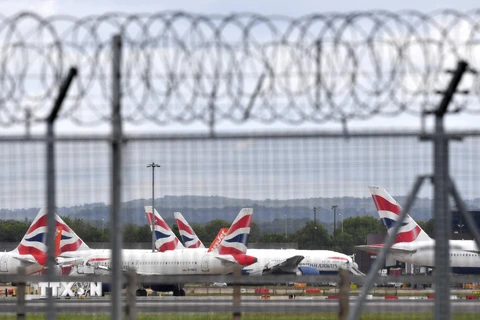 Máy bay đỗ tại sân bay London Gatwick, Anh ngày 1/5/2020. (Ảnh: AFP/TTXVN)