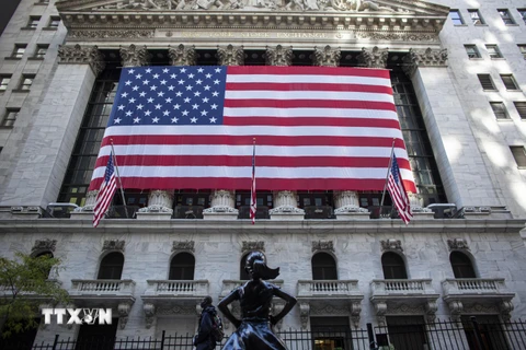 Quang cảnh bên ngoài sàn giao dịch chứng khoán New York, Mỹ. (Ảnh: AFP/TTXVN)