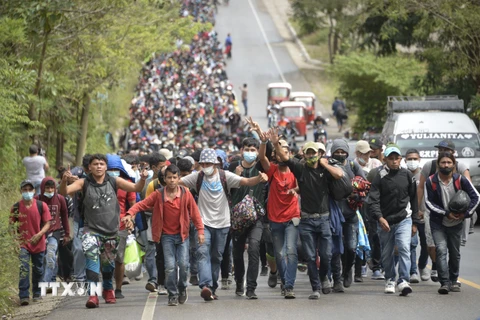 Người di cư Honduras di chuyển tại Camotan, Guatemala trong hành trình tới Mỹ ngày 16/1/2021. (Ảnh: AFP/TTXVN)