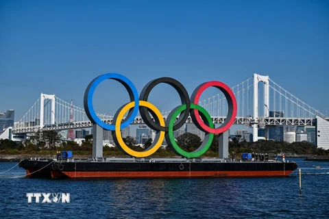 Biểu tượng của Olympic Tokyo tại Tokyo, Nhật Bản, ngày 1/12/2020. (Ảnh: AFP/TTXVN)
