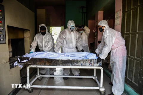 Chuyển bệnh nhân tử vong do COVId-19 tới nhà xác bệnh viện ở Manila, Philippines. (Ảnh: AFP/TTXVN)