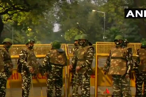 Cảnh sát Ấn Độ gác gần Đại sứ quán Israel ở New Delhi, ngày 13/2/2012. (Ảnh: AP)