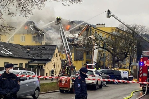 Nhân viên cứu hộ làm nhiệm vụ tại hiện trường vụ nổ ở Langenzersdorf. (Nguồn: Yahoo News)
