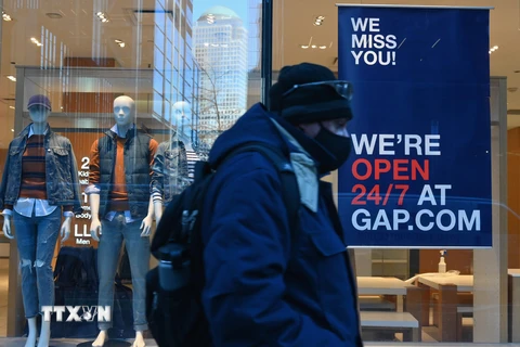 Người dân đeo khẩu trang trên đường phố ở New York, Mỹ, ngày 12/1/2021. (Ảnh: AFP/TTXVN)