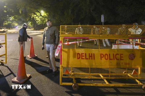 Cảnh sát phong tỏa một tuyến phố gần Đại sứ quán Israel ở thủ đô New Delhi, Ấn Độ sau vụ nổ ngày 29/1/2021. (Ảnh: AFP/TTXVN)