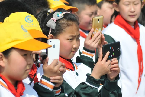 Học sinh Trung Quốc sẽ bị cấm mang điện thoại di động vào lớp. (Nguồn: China Daily)