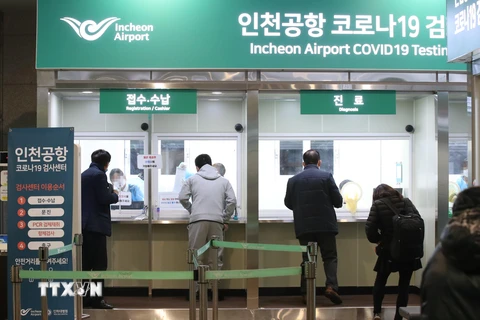 Người dân chờ lấy mẫu xét nghiệm COVID-19 tại Seoul, Hàn Quốc ngày 26/1/2021. (Ảnh: Yonhap/TTXVN)