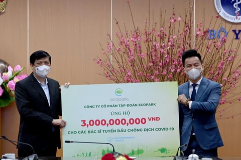 Ông Trần Quốc Việt, Tổng Giám đốc Ecopark (phải) trao tặng 3 tỷ đồng cho các bác sỹ tuyến đầu chống dịch COVID-19.