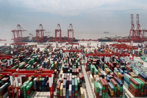 Các container hàng hóa xếp tại cảng Yangshan ở Thượng Hải, Trung Quốc, ngày 17/4/2020. (Ảnh: THX/TTXVN)