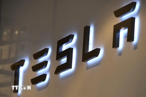 Biểu tượng của Tập đoàn Tesla. (Ảnh: AFP/TTXVN)