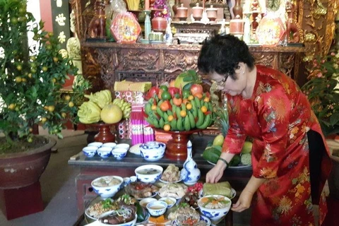 Chuẩn bị mâm cỗ Tết truyền thống Hà Nội. (Ảnh: Đinh Thị Thuận/TTXVN)