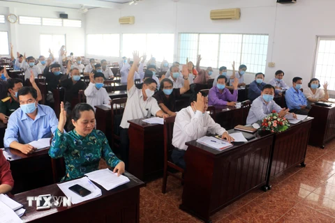 Các đại biểu biểu quyết thông qua cơ cấu, thành phần, số lượng người ứng cử đại biểu HĐND tỉnh Vĩnh Long nhiệm kỳ 2021 - 2026. (Ảnh: Phạm Minh Tuấn-TTXVN)