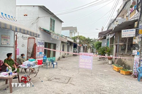Các lực lượng chức năng phong tỏa tuyến đường TL04 tại phường Thạnh Lộc, quận 12. (Ảnh: TTXVN)