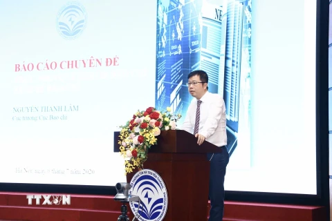 Ông Nguyễn Thanh Lâm, Cục trưởng Cục Báo chí trình bày báo cáo chuyên đề về việc thực hiện quy hoạch báo chí, kinh tế báo chí. (Ảnh: Minh Quyết/TTXVN)