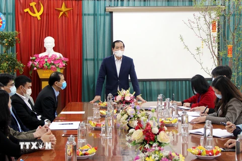 Phó Chủ tịch UBND tỉnh Lạng Sơn Dương Xuân Huyên phát biểu tại buổi kiểm tra trường THPT Dân tộc nội trú tỉnh Lạng Sơn. (Ảnh: Thái Thuần/TTXVN)