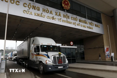 Các xe container chở hàng nông sản chờ làm thủ tục xuất khẩu sang Trung Quốc tại Cửa khẩu quốc tế đường bộ số II Kim Thành. (Ảnh: Quốc Khánh/TTXVN)