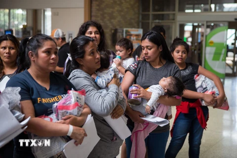 Người nhập cư tại McAllen, bang Texas, Mỹ. (Ảnh: AFP/TTXVN)