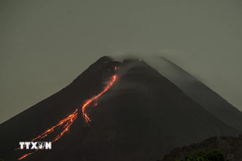 Dung nham phun trào từ miệng núi lửa Merapi ở Yogyakarta, Indonesia, ngày 19/2/2021. (Ảnh: THX/TTXVN)