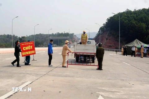 Lực lượng chức năng gỡ bỏ trang thiết bị tại chốt kiểm dịch tại trạm thu phí cao tốc Vân Đồn-Hạ Long. (Ảnh: TTXVN phát)