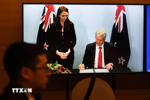 Thủ tướng New Zealand Jacinda Ardern (trái, phía xa) và Bộ trưởng Thương mại Damien O'Connor (phải) tại lễ ký Hiệp định Đối tác kinh tế toàn diện khu vực (RCEP), trong khuôn khổ Hội nghị Thượng đỉnh ASEAN, ở Hà Nội, Việt Nam, ngày 15/11/2020. (Ảnh: AFP/TT
