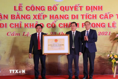 Phó Chủ tịch UBND thành phố Đà Nẵng Lê Quang Nam (ngoài cùng bên phải) trao Bằng xếp hạng Di chỉ khảo cổ Chăm Phong Lệ là Di tích cấp thành phố. Ảnh: Trần Lê Lâm/TTXVN)