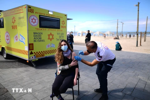 Một điểm tiêm vắcxin ngừa COVID-19 tại Tel Aviv, Israel, ngày 20/2/2021. (Ảnh: THX/TTXVN)