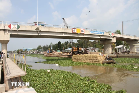 Cống âu thuyền Ninh Quới (huyện Hồng Dân, Bạc Liêu) vận hành góp phần điều tiết mặn ngọt giữa 2 tỉnh Bạc Liêu-Sóc Trăng. (Ảnh: Chanh Đa-TTXVN)