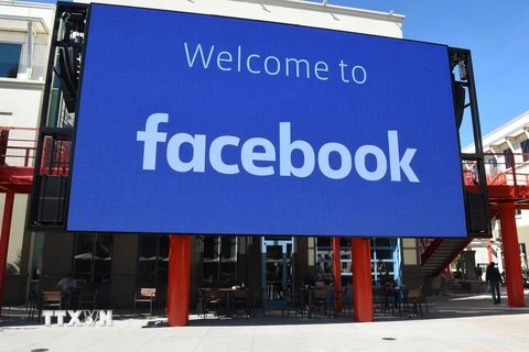 Biểu tượng của facebook tại Menlo Park, California, Mỹ. (Ảnh: AFP/TTXVN)