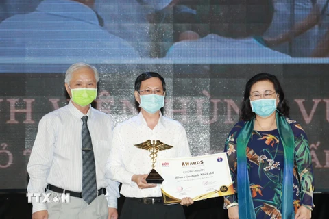 Đại diện Bệnh viện Dã chiến Củ Chi nhận giải thưởng tại Lễ trao giải Thành tựu y khoa Việt Nam. Ảnh: Đinh Hằng - TTXVN