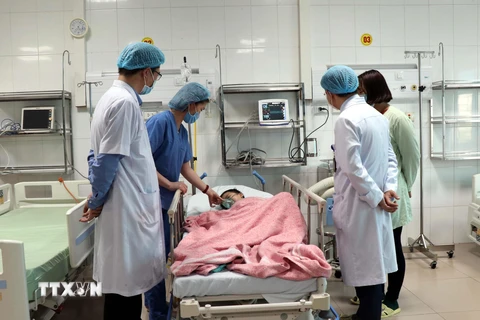 Các bác sỹ Bệnh Sản Nhi Bắc Ninh thăm khám cho bệnh nhi sau ca phẫu thuật kéo dài 4 giờ. (Ảnh: Đinh Văn Nhiều/TTXVN)