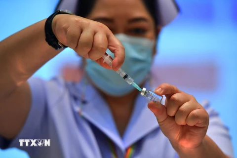 Tiêm chủng vắcxin ngừa bệnh viêm đường hô hấp cấp COVID-19 tại Bangkok, Thái Lan, ngày 28/2/2021. (Ảnh: THX/TTXVN)