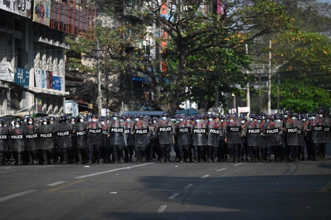 Cảnh sát được triển khai ở thủ đô Yangon nhằm ngăn dòng người tuần hành phản đối tình trạng bế tắc chính trị tại Myanmar, ngày 26/2/2021. (Ảnh: AFP/TTXVN)